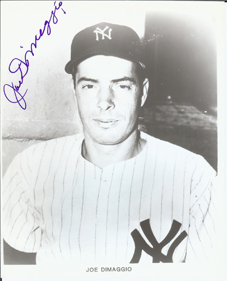 JOE DIMAGGIO SIGNED 8 X 10  B & W PHOTO